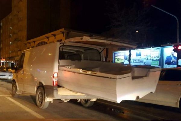 Minibüse yüklenen tekne kazaya davetiye çıkardı