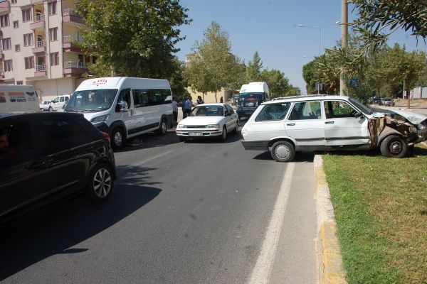 Minibüsle otomobil çarpıştı