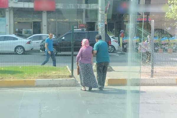 Minibüsünü bırakıp yolcusunun yardımına koştu