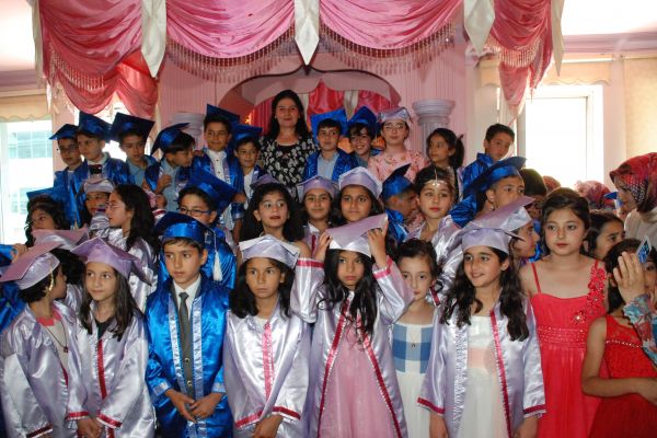 Minik öğrencilerden mezuniyet coşkusu