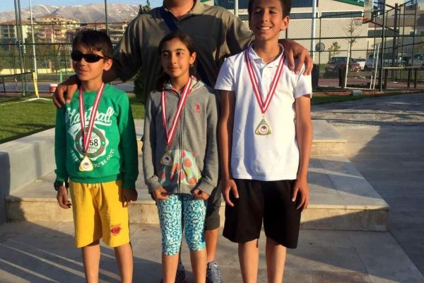 Minik tenisçiler turnuva şampiyonu oldu