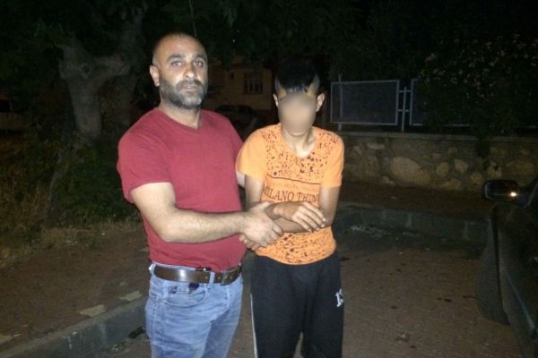 Motorunu çalan hırsızları yakalayarak polise teslim eti