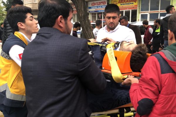 Motosiklet ile hafif ticari araç çarpıştı: 1 Yaralı