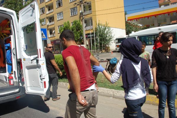 Motosiklet İle Hafif Ticari Araç Çarpıştı: 2 Yaralı