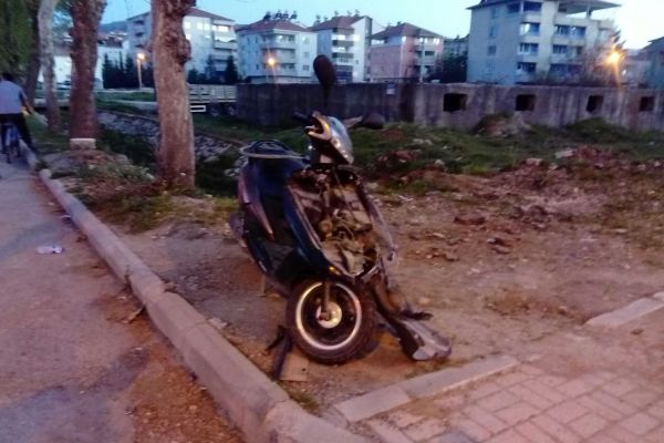 Motosiklet ile hafif ticari araç çarpıştı