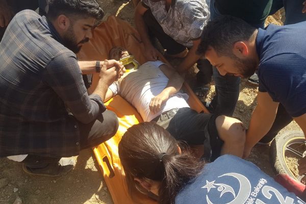 Motosiklet ile kamyonet çarpıştı: 2 yaralı
