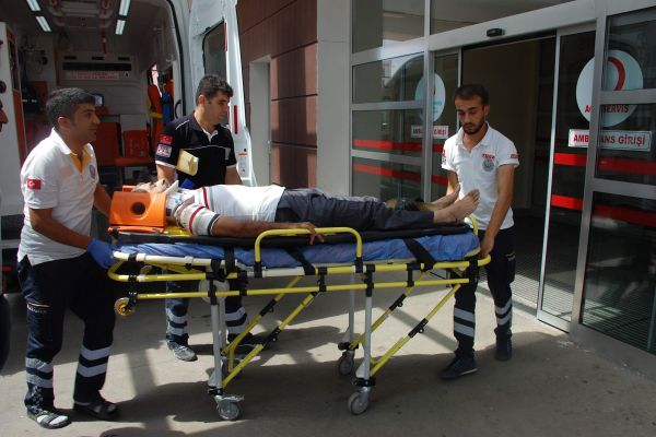 Motosiklet ile minibüs çarpıştı: 1 yaralı