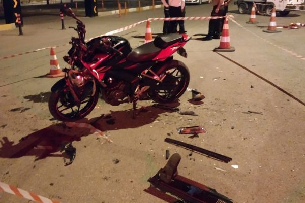 Motosiklet ile otomobil çarpıştı: 1 ölü