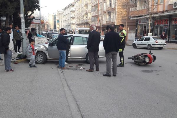 Motosiklet ile otomobil çarpıştı: 1 yaralı