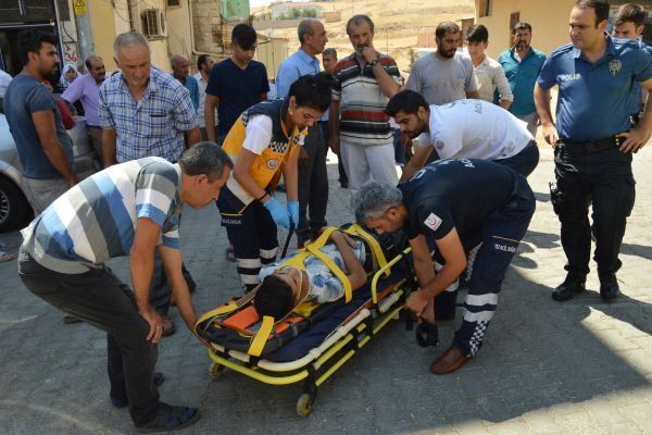 Motosiklet ile otomobil çarpıştı