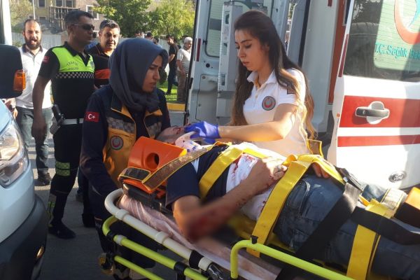 Motosiklet ile otomobil çarptı: 2 Yaralı