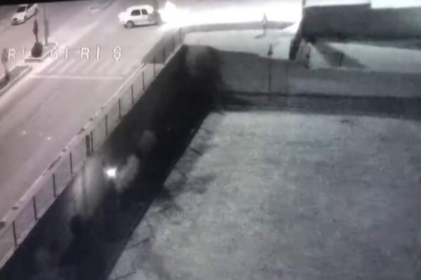 Motosiklet ile otomobilin çarpışma anı kameralara yansıdı