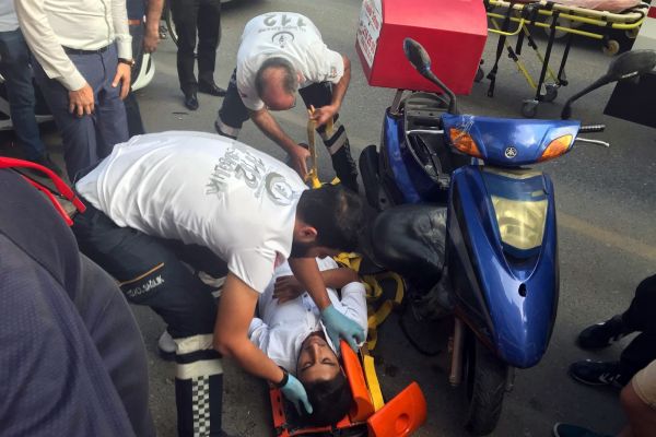 Motosiklet minibüse çarptı: 3 Yaralı