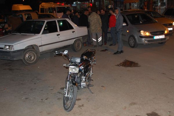 Motosiklet Otomobilin Kapısına Çarptı: 1 Yaralı