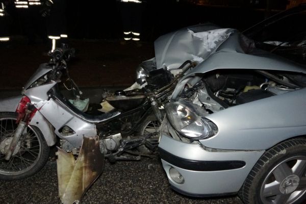 Motosiklet otomobilin motor kısmına gömüldü: 1 ölü, 1 yaralı