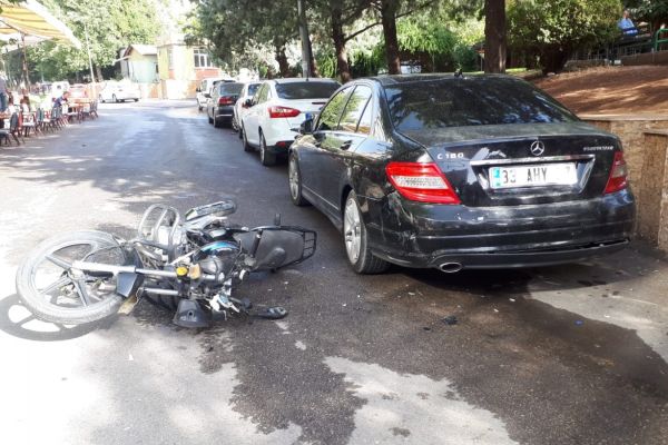 Motosiklet park halindeki otomobile çarptı: 1 yaralı