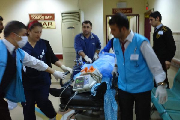 MOTOSİKLET REFÜJE ÇARPTI: 1 YARALI