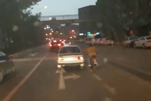 Motosiklet sürücüsü seyir halindeki otomobile tutunarak ilerledi