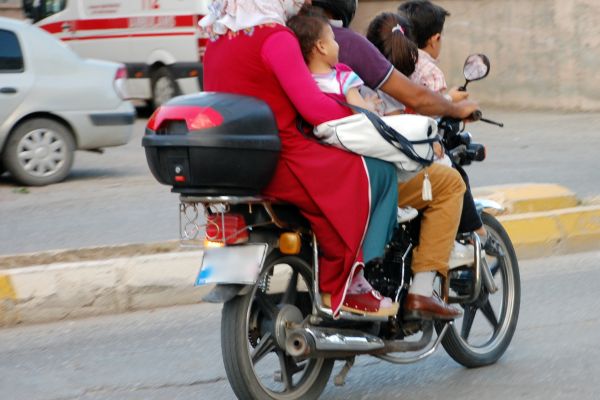 Motosiklet Üzerinde Tehlikeli Yolculuk