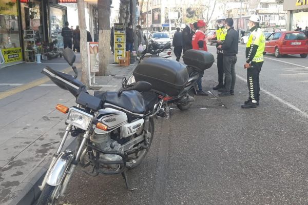 Motosiklet yayalara çarptı: 2 yaralı