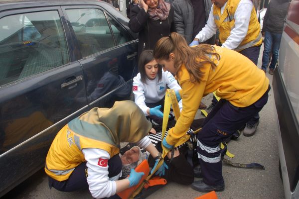 MOTOSİKLET YAYAYA ÇARPTI: 1 YARALI