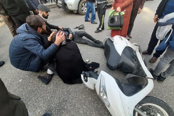 Motosiklet yayaya çarptı: 2 yaralı