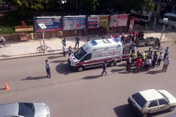 Motosiklet Yayaya Çarptı