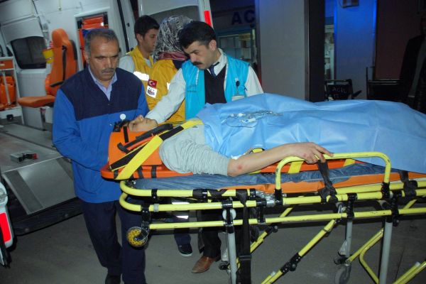 MOTOSİKLET YAYAYA ÇARPTI: İKİ YARALI