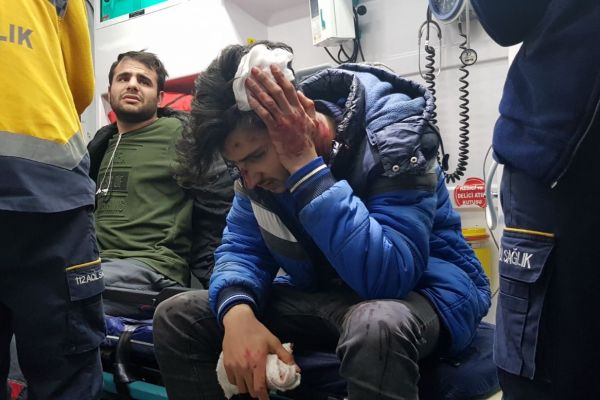 Motosiklet yola fırlayan lastiğe çarptı: 2 Yaralı