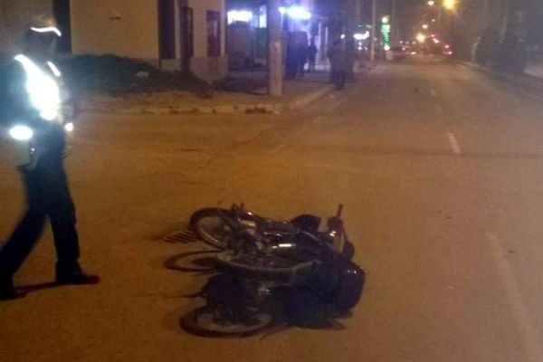 MOTOSİKLETİN ÇARPTIĞI YAŞLI ADAM YARALANDI