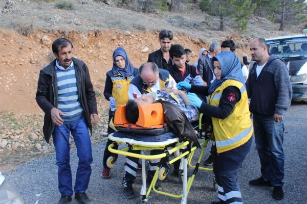 Motosikletle kamyonet çarpıştı: 1'i ağır 2 yaralı