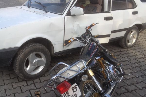 Motosikletle otomobil çarpıştı: 1 yaralı