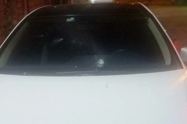 Motosikletli şahıslar park halindeki otomobile ateş açtı