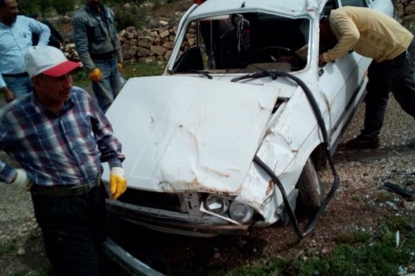 Mucura kapılan otomobil takla attı: 3 yaralı