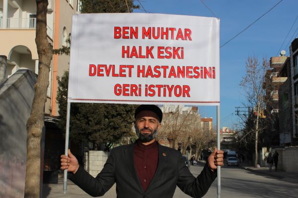 Muhtardan pankartlı hastane talebi