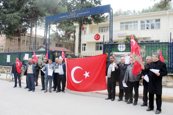 Muhtarlar ellerinde zeytin dallarıyla askerliğe müracaat etti