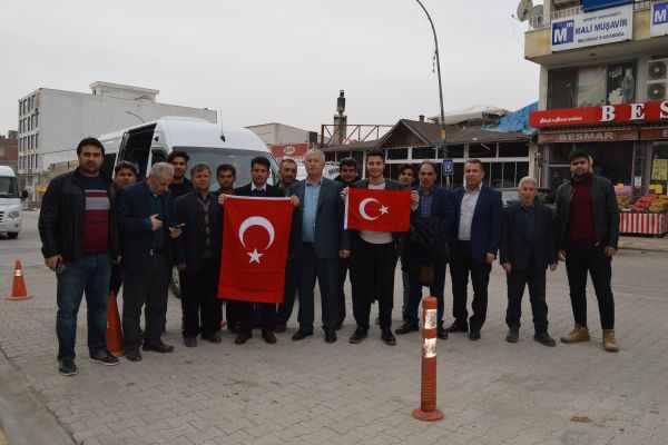 Muhtarlar Mehmetçik'e destek için sınıra gitti