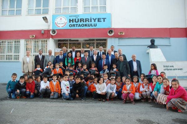 Muhtarlardan Öğrencilere Giyim Ve Kırtasiye Yardımı