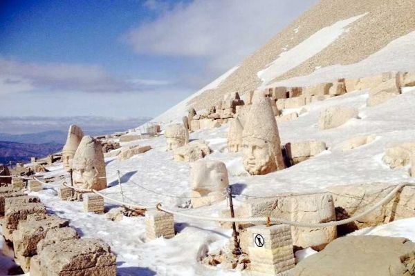 Nemrut Dağı Turistleri Bekliyor
