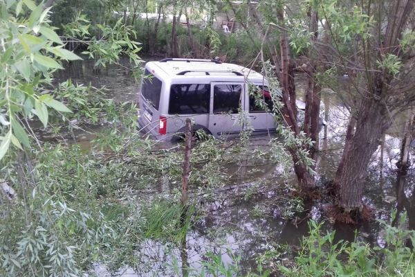 Nişan törenine giden aile gölete uçtu
