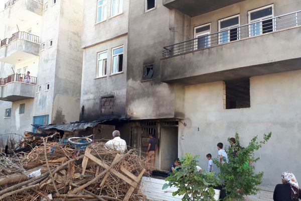 Odunluk yangını binaya sıçramadan söndürüldü