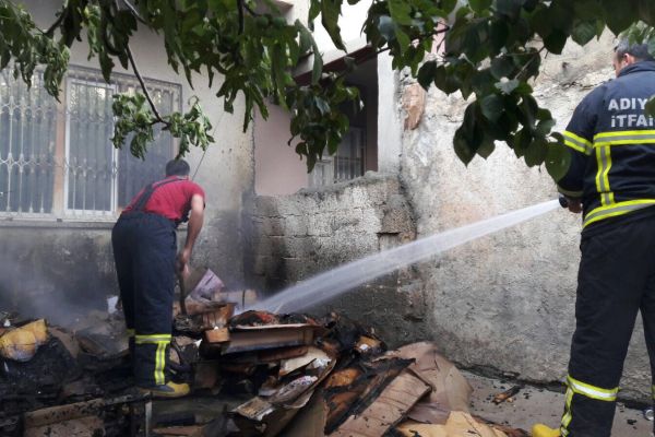 Odunluk yangını eve sıçramadan söndürüldü