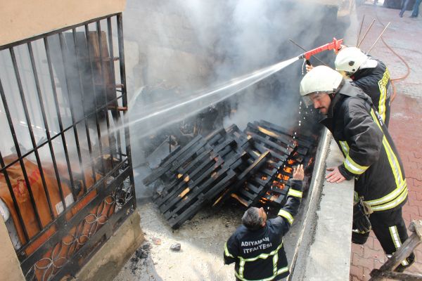 Odunluk yangını paniğe neden oldu