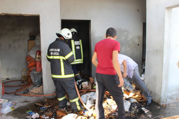 Odunlukta çıkan yangın paniğe neden oldu