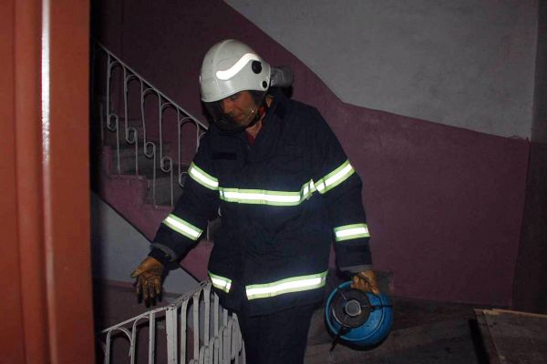 ÖĞRENCİ EVİNDEN SIZAN GAZ KOKUSU VATANDAŞLARI KORKUTTU
