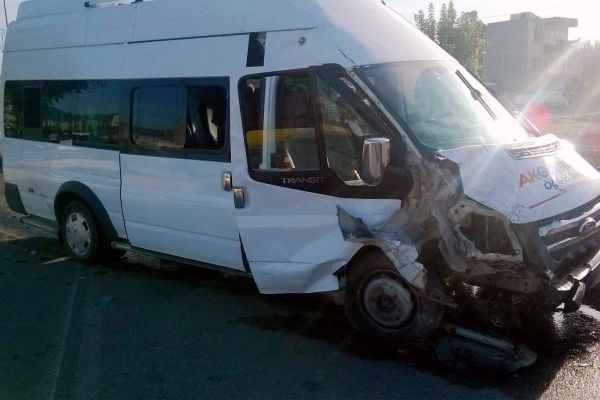 Öğrenci Servisi İle Kamyonet Çarpıştı: 3 Öğrenci Yaralı