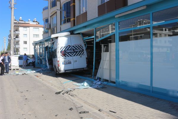 Kaza sonrası öğrenci servisi markete girdi: 3 yaralı..!