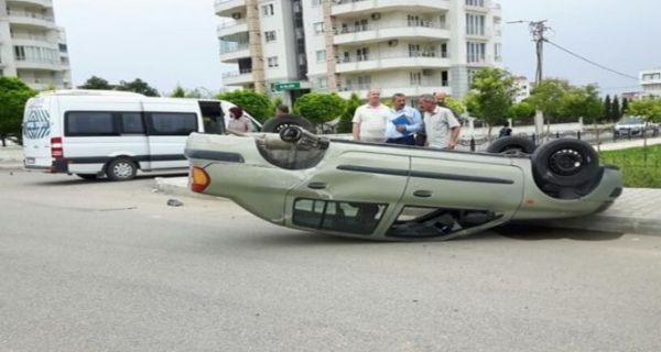 Öğrenci servisiyle çarpışan otomobil takla attı: 1 Yaralı