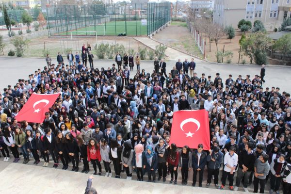 Öğrenci ve öğretmenler Çanakkale Marşı'nı okudu