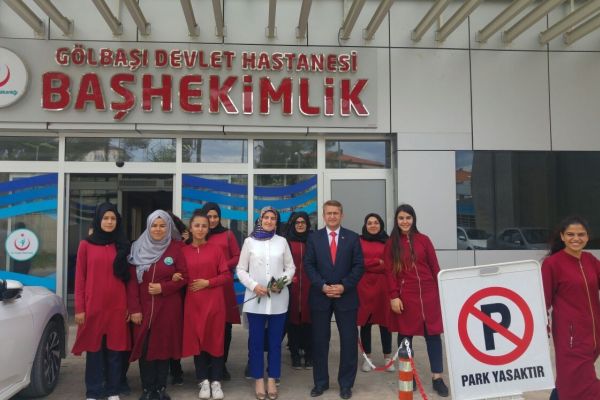 Öğrenciler hastalara Kuran-ı Kerim ve çiçek hediye etti